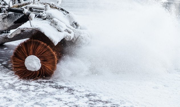 Как се използва верижен снегорин за почистване на сняг?