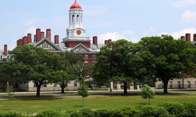 Харвард отказва да даде дипломите на 13 протестиращи студенти