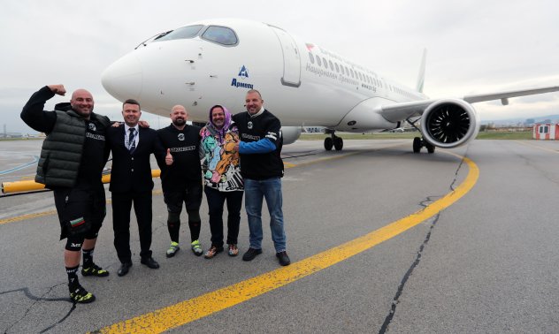 За първи път у нас: Двама силови атлети успяха поотделно да изтеглят новия Airbus A220 на „България Еър“