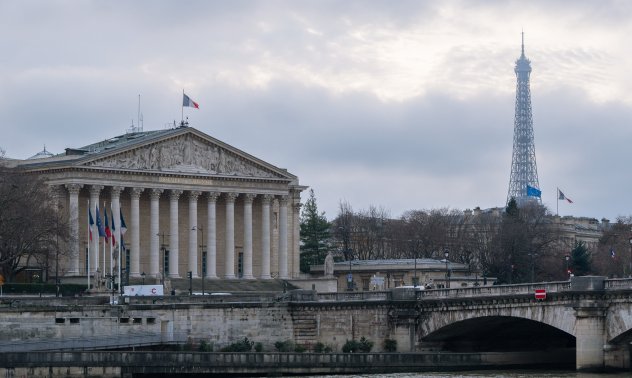 Френският премиер е поел по труден път за политическото си оцеляване