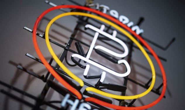 Биткойн е поевтинял с около 20% от одобрението на спот ETF в САЩ