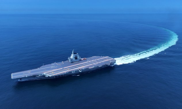 Китай демонстрира сила с пускането на суперсамолетоносача „Фудзиен“