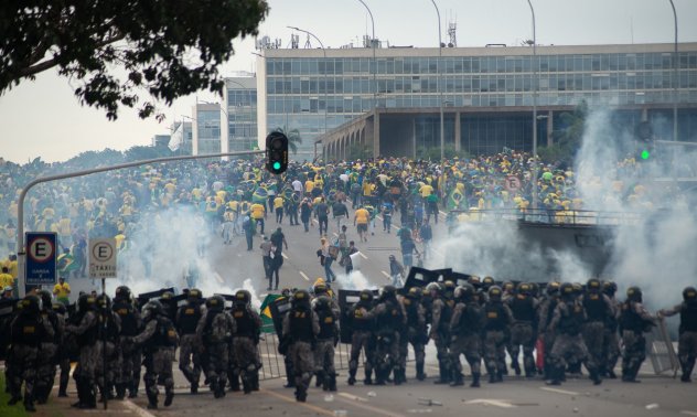 Поддръжници на Болсонаро щурмуваха Конгреса и Върховния съд на Бразилия
