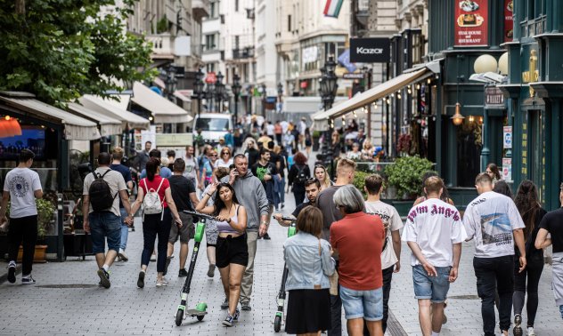 Форинтът се срива, докато Орбан търси намаления на лихвите в Унгария