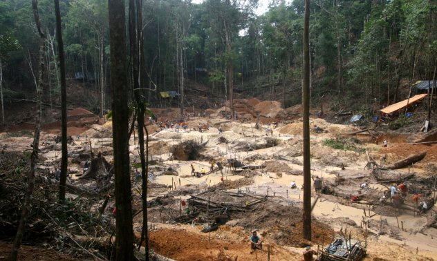 Нелегалният добив на злато се превръща в бича на Амазония