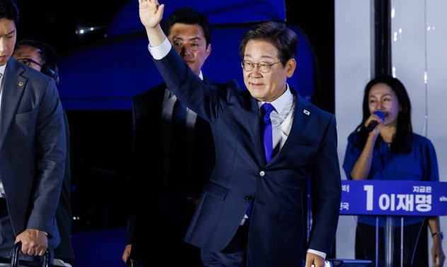 Южна Корея избра левия Лий за президент, слагайки край на шест месеца хаос