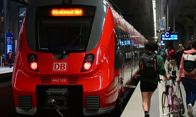 Немското лято на почти безплатно пътуване с обществен транспорт е към края си