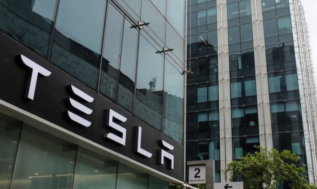 Мъск предупреди за "труден" период след рядко лошо тримесечие на Tesla