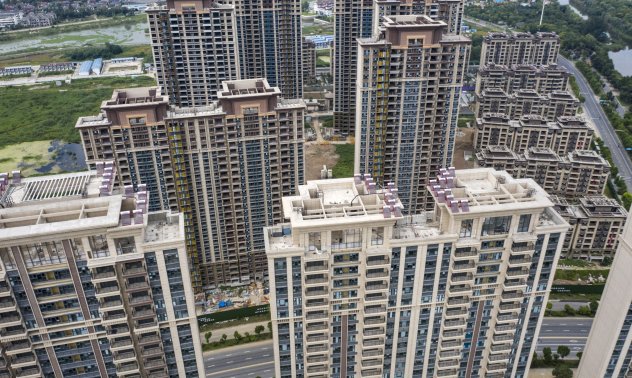 Evergrande спира търговията, след като основателят ѝ е задържан от полицията