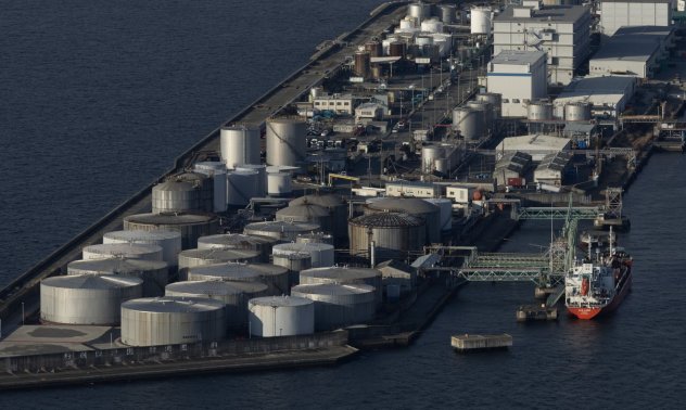 Петролът продължава солидния тримесечен ръст с фокус върху китайското търсене