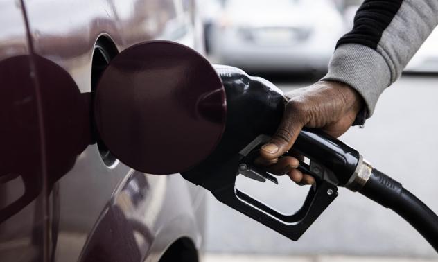 Рекордно висока остава цената на бензина в САЩ