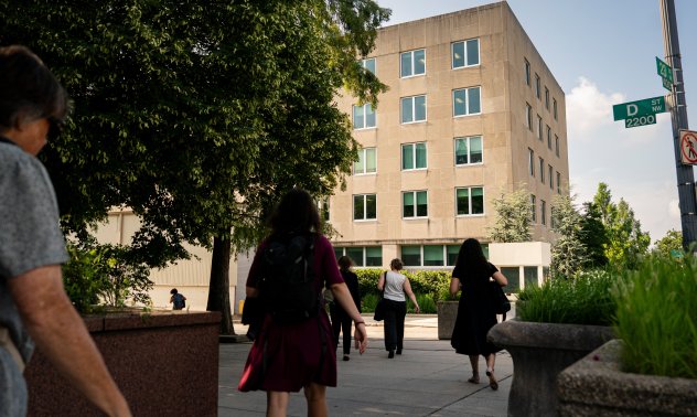 Тръмп обмисля съкращаването на хиляди федерални служители