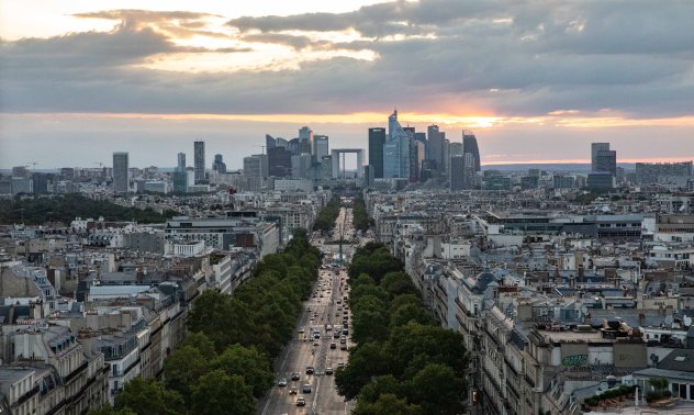 Политическият хаос във Франция вече е "дълготраен" риск за акциите и облигациите