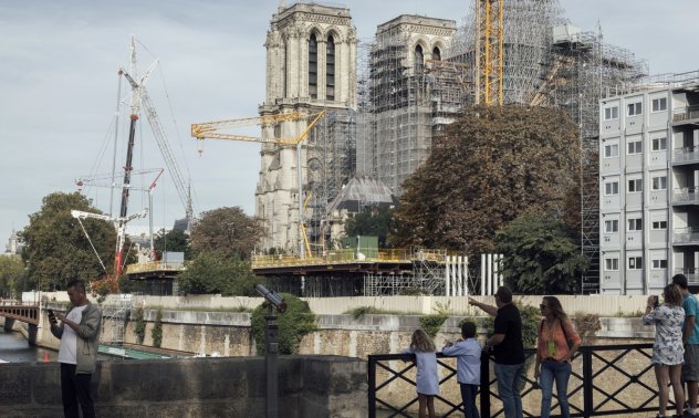Откриването на катедралата "Нотр-Дам" ще е през 2024 г. - кулата ѝ се издигна от руините