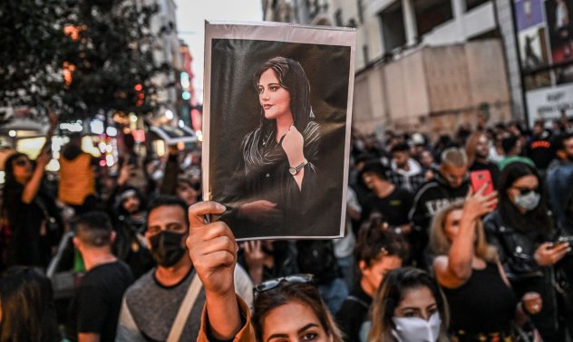 Иран обмисля облекчаване на някои ограничения за жените, докато протестите продължават