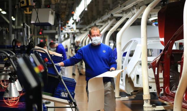 Най-големият завод на Volkswagen страда от недостиг на акумулаторни клетки и чипове