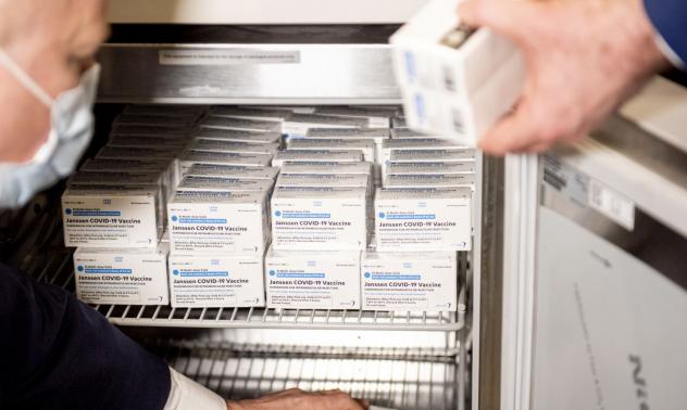 ЕМА: Има възможна връзка на ваксината на Johnson & Johnson с кръвните съсиреци 