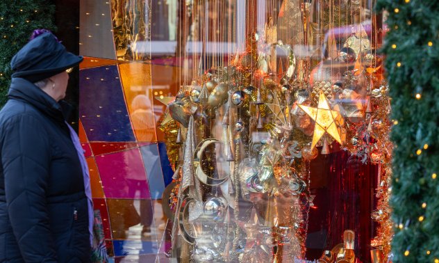 Министърът на финансите във Великобритания ли е Гринч, който открадна Коледа?