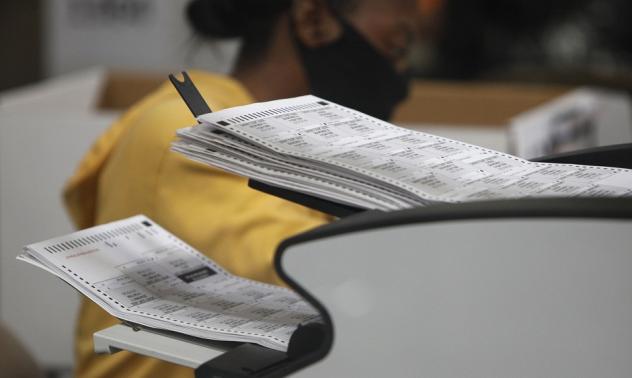 Байдън прогнозира победа, след като изпревари Тръмп в ключови щати