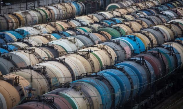 Свиването на производството на петрол в Русия движи физическите цени нагоре