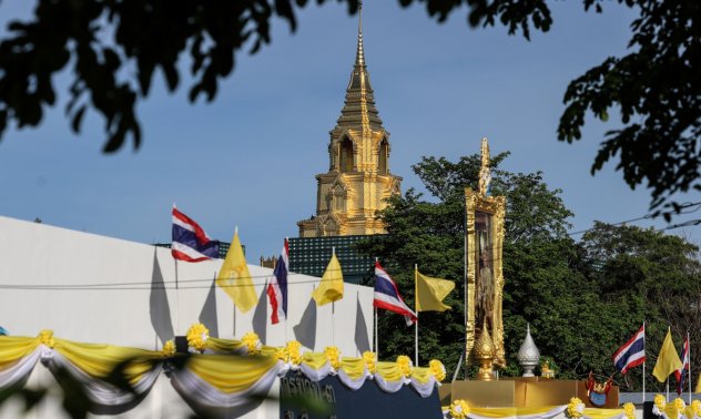 Как тайландският закон за обида срещу краля предизвика политическа криза?