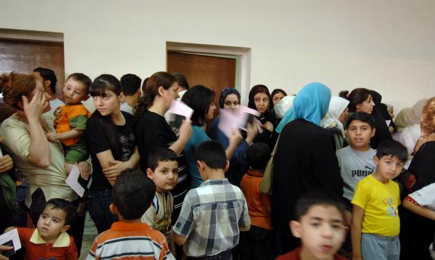 Юнкер: На бежанците трябва да се даде правото да работят