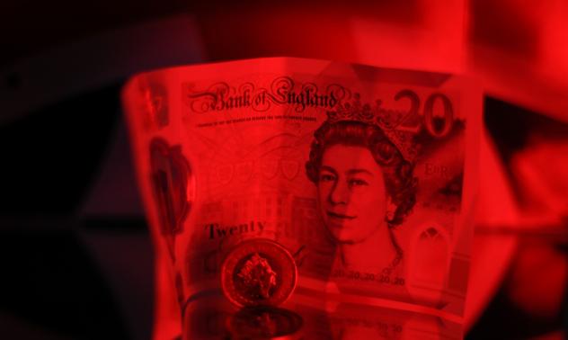 Трейдърите се готвят за повишена волатилност при паунда 