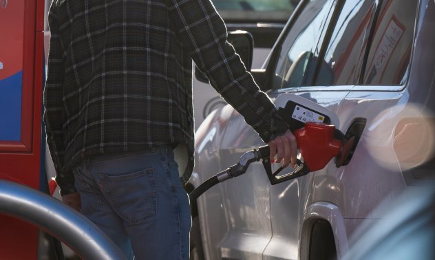 Петролът поевтинява, а саудитците намалиха цените заради рисковете в Близкия изток 