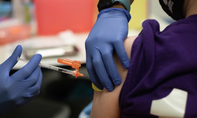 Новите правила за ваксини в САЩ тревожат бивши ръководители на регулатора