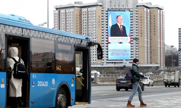 Русия започва да изтегля военни от украинската граница, деескалирайки напрежението