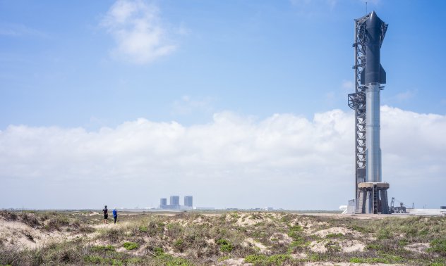 SpaceX ще опита уникално прихващане на ускорителя при полета на Starship днес