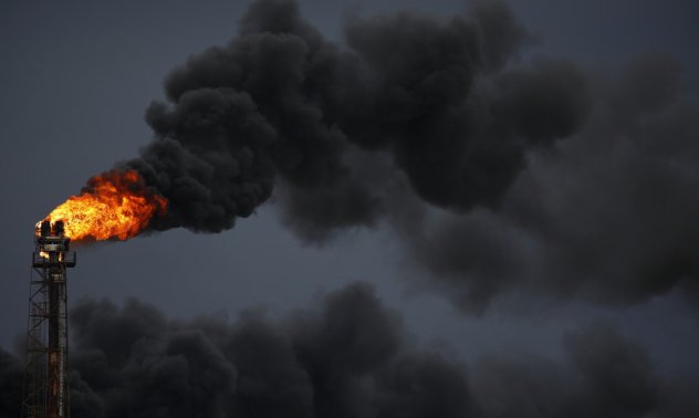 Петролът се покачи, докато добивът в САЩ се възстановява по-бавно след Айда 