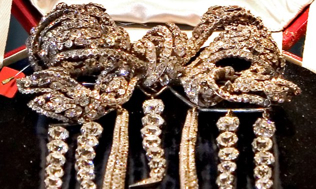 Имат ли цена откраднатите бижута на Лувъра?