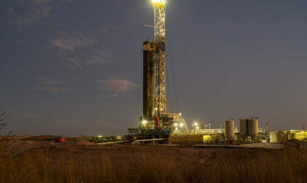 Петролът е стабилен след четири седмични ръста, а МАЕ предупреждава за повишения