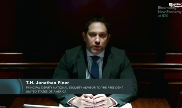 Файнър: Идеята за глобален спад на влиянието на САЩ се обърна