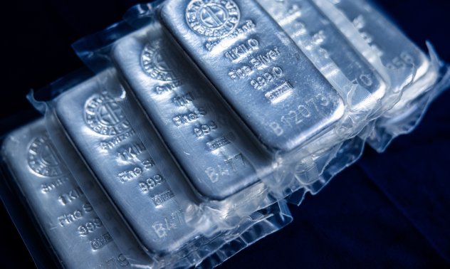 Среброто скочи над $60 за първи път, а спекулантите преследват възходящия импулс