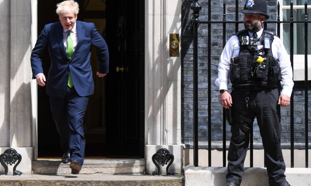 Борис Джонсън е в беда. Но икономиката на Обединеното кралство засега е добре