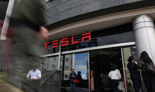 Слабите продажби на Tesla отново са във фокуса след дебюта на роботаксито