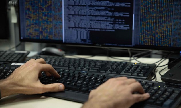 AI срещу истината: алгоритмите, които усилват дезинформацията