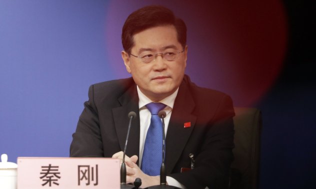 Китай отстрани външния си министър заради любовна афера в САЩ, твърди WSJ