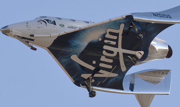 Ричард Брансън планира да бие Джеф Безос в космическото състезание с девет дни