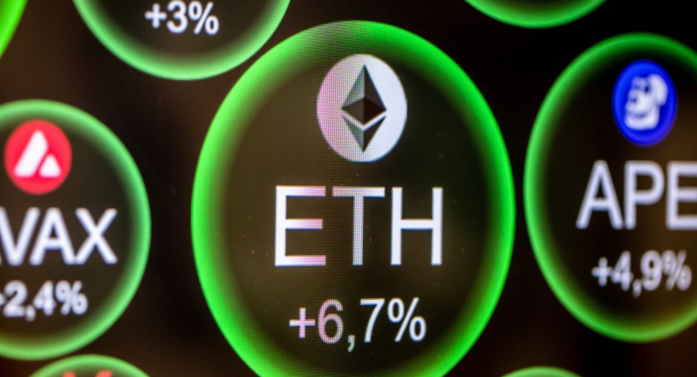 Криптопрегръдката на Тръмп забавя големия конкурент на биткойн