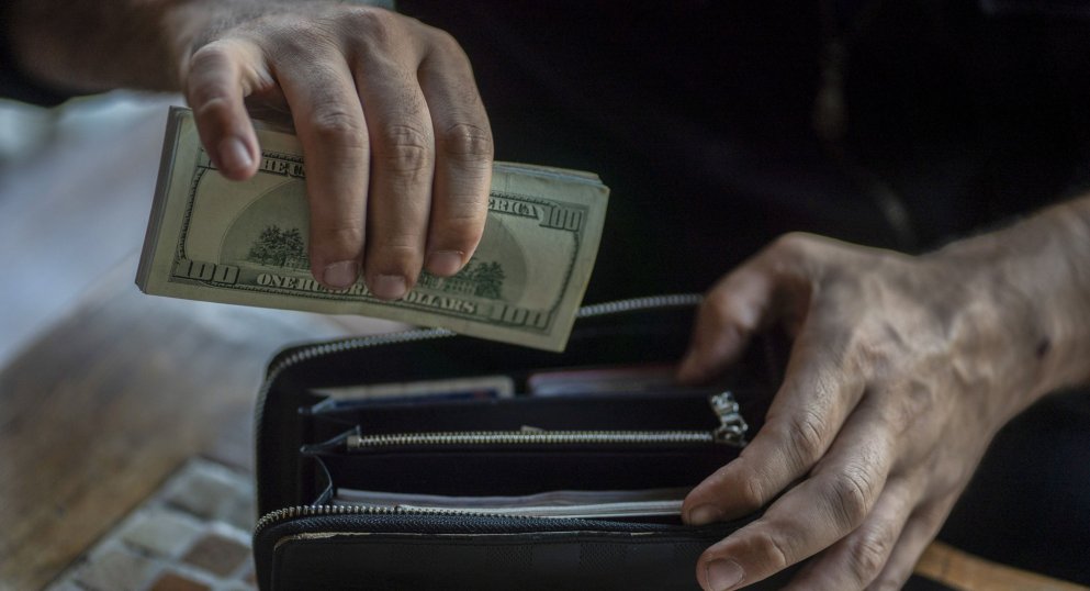 Американците все още разполагат с много пари в брой