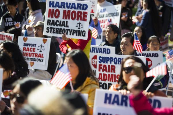 <p>Харвардският университет бе даден на съд от група, която твърди, че несправедливо използва критерии като раса и пол&nbsp; за прием на студенти по право.</p>
