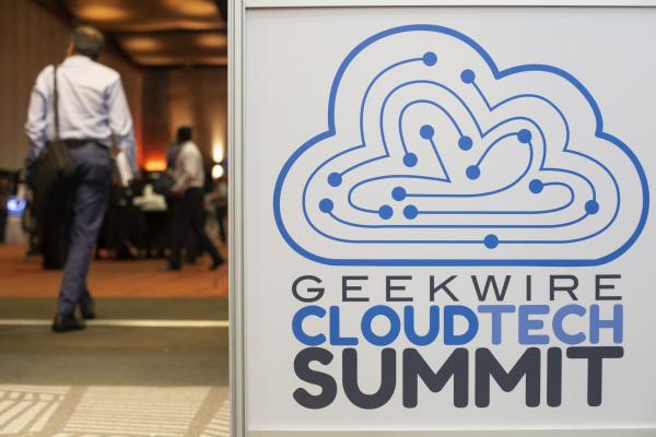 <p>Посетител влиза на конференцията GeekWire Cloud Tech в Белвю, Вашингтон. 27 юни 2018. Photographer: David Ryder/Bloomberg.</p>

<p>Събитието е първата независима технологична конференция за облачни услуги, която събира представители на индустрията от разработчици до бизнес лидери.</p>
