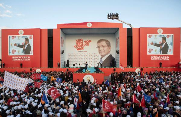 <p>Премиерът на Турция Ахмет Давутоглу, в центъра, на политически митинг на 25 октомври 2015 на Партията на справедливостта и развитието в Анкара преди изборите на 1 ноември 2015, за които сондажите не показват промяна в разпределението на силите отпреди пет месеца.</p>

<p>Photographer: Kerem Uzel/Bloomberg</p>

<p>&nbsp;</p>
