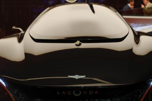 <p>Aston Martin Lagonda. Автосалон Женева, Швейцария. 6 март 2018. Photographer: Chris Ratcliffe/Bloomberg.</p>

<p>Електрическият седан отбелязва завръщането на луксозната Lagonda след повече от 20г.</p>
