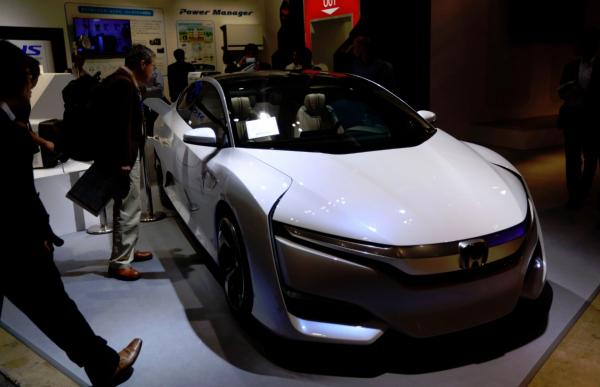 <p>Посетителите разглеждат FCV Concept, автомобил, движещ се с водород, произведен от Honda Motor Co., на изложението за високи технологии CEATEC в Makuhari Messe в Чиба, Япония.</p>

<p>7 октомври, 2015.</p>

<p>Снимка: Tomohiro Ohsumi/Bloomberg</p>
