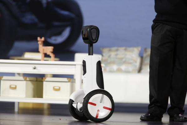 <p>Демонстрация на Ninebot на събитието на Intel Corp. на CES 2016 в Лас Вегас, Невада. 5 януари 2016.<br />
Главният изпълнителен директор на Intel Брайън Крзанич обяви сътрудничеството на производителя на чипове с ESPN на Disney Co., производителя на обувки New Balance и медийното посразделение на Red Bull.<br />
Photographer: Patrick T. Fallon/Bloomberg</p>
