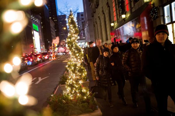 <p>Пешеходци на Пето авеню, Ню Йорк. 20 декември 2015.</p>

<p>Photographer: Michael Nagle/Bloomberg</p>

<p>&nbsp;</p>
